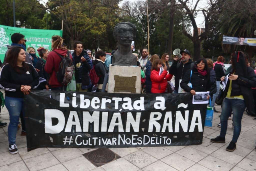 Reclamaron en la calle la libertad de un detenido por cultivar marihuana