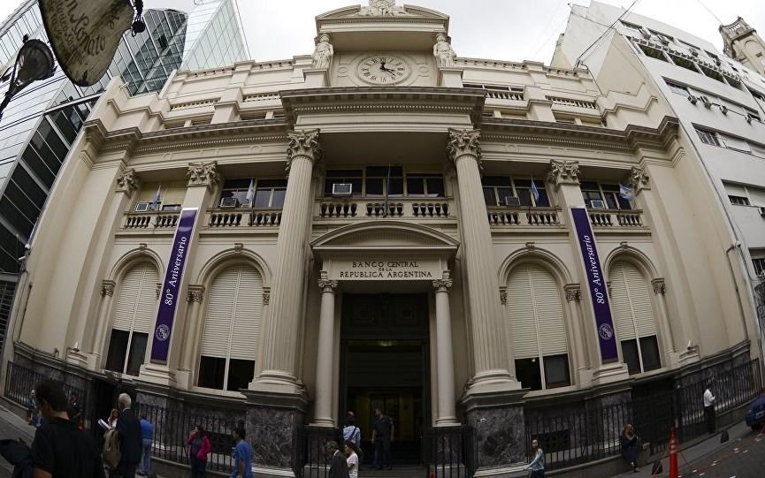 Limitan la compra de divisas para quienes excedieron el límite de US$ 10.000 mensuales