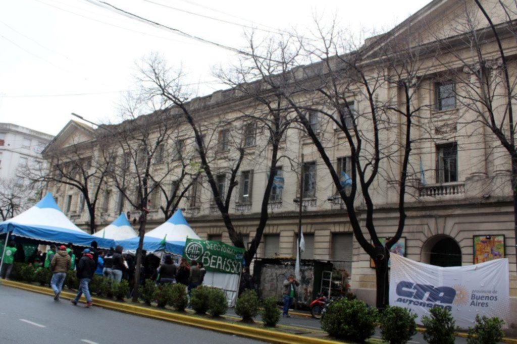 Protesta de estatales con duras críticas a Vidal y una advertencia a Kicillof