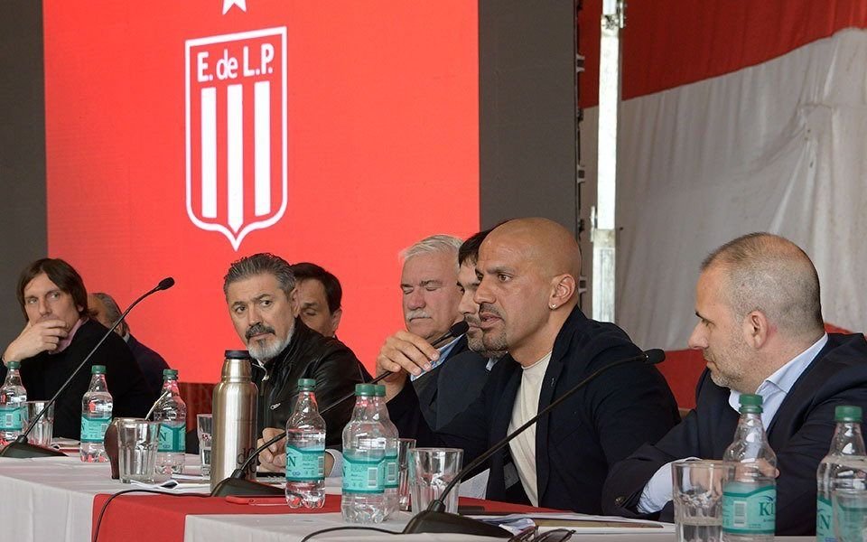Balance y Memoria aprobados y sin nombres propios para el Estadio
