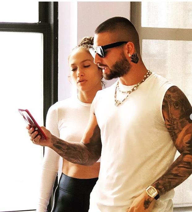 Complicidad de Maluma y JLo durante el rodaje