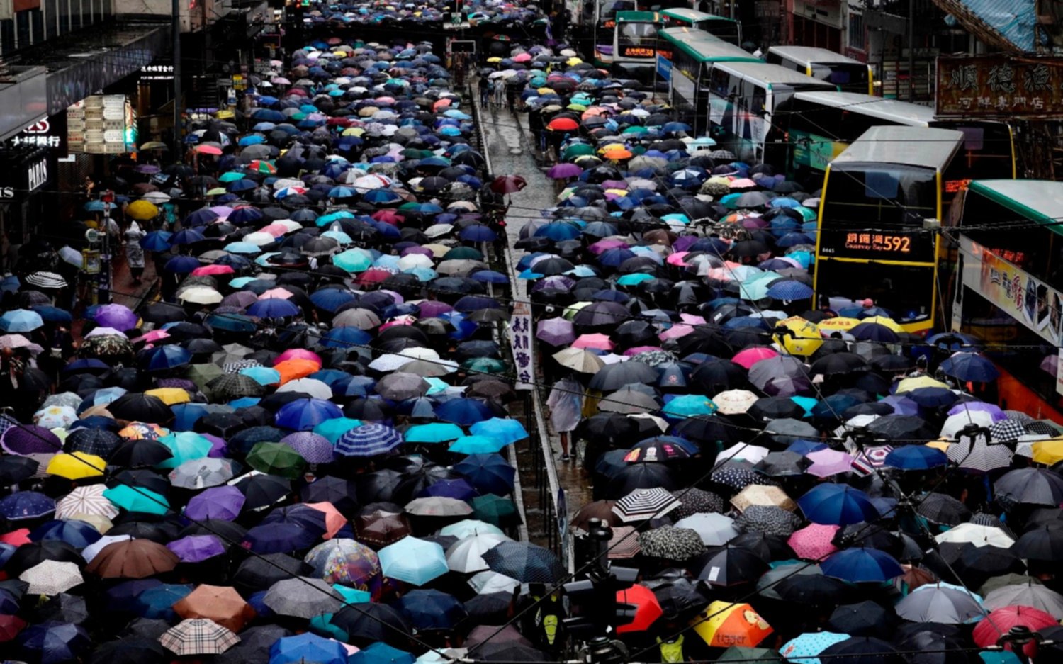 Hong Kong: manifestantes desafían la ley y protestan usando máscaras