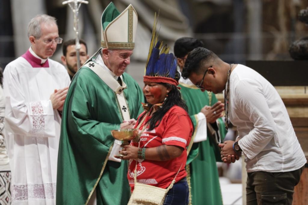 El Papa condenó los “intereses” que causaron los incendios, al abrir el sínodo del Amazonas