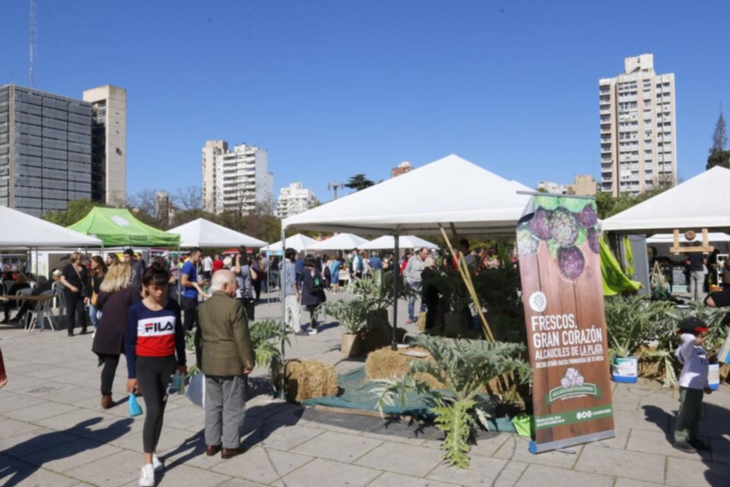 La Fiesta del Alcaucil, a todo sol, convocó a miles de vecinos en plaza Moreno