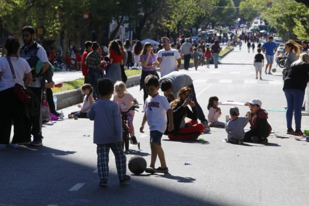 Una tarde a pleno sol y con juegos en avenida 13 de 45 a 50