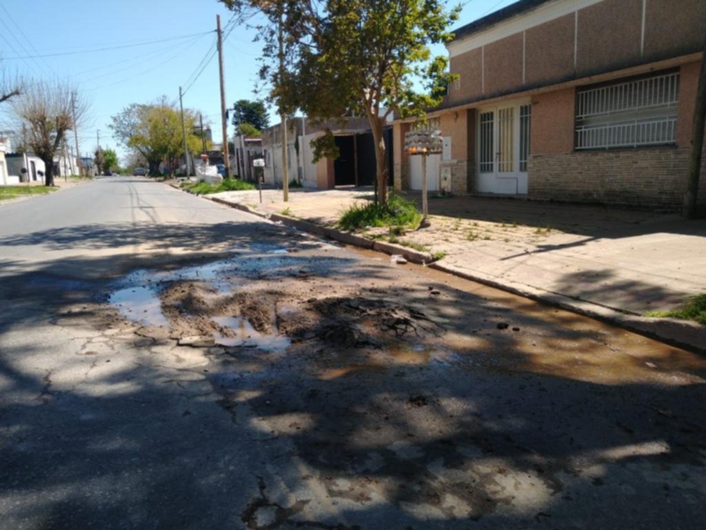 Una pérdida de agua que se agranda, quita presión a la red y hace “secar” las canillas