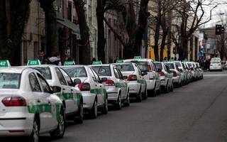 Los taxistas arremeten contra Uber y piden que se prohiba en La Plata