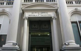 Cayeron US$ 5.397 millones las reservas y casi 20% los depósitos en dólares en septiembre