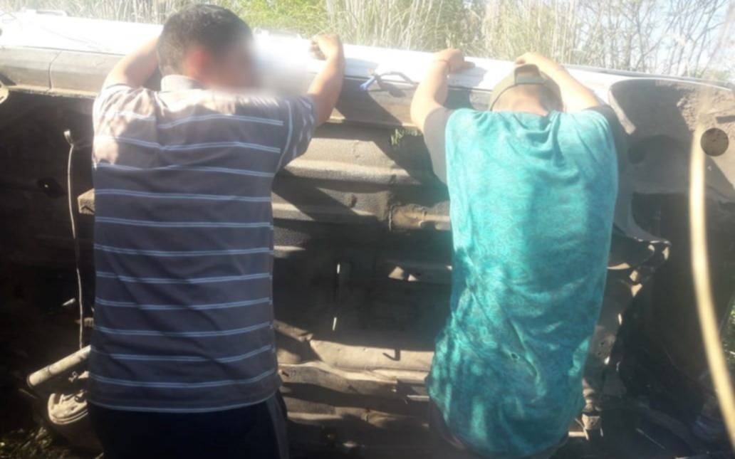 Altos de San Lorenzo: los detuvieron mientras "cortaban" autopartes de un Duna robado