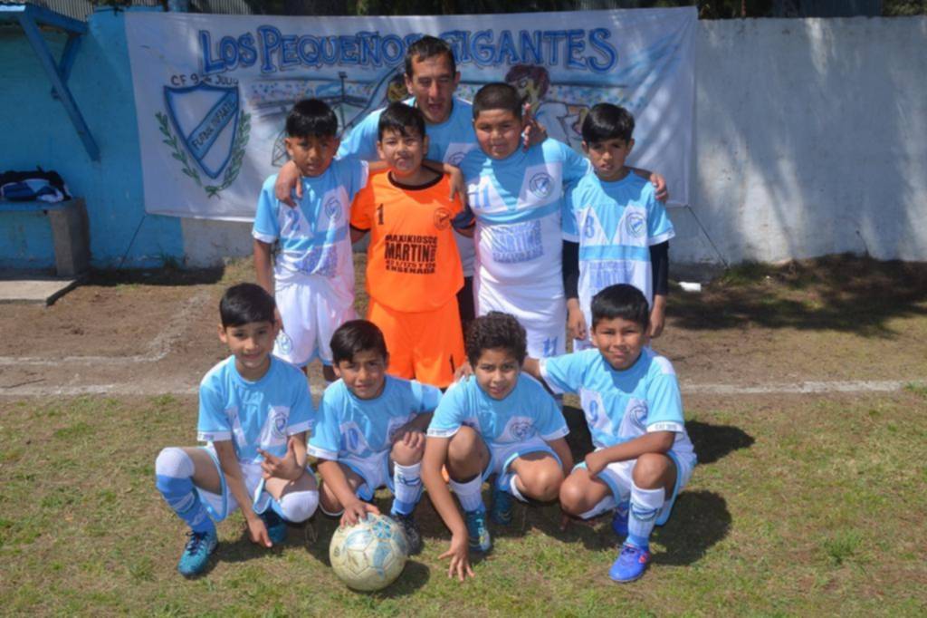 La pasión por vestir una misma remera