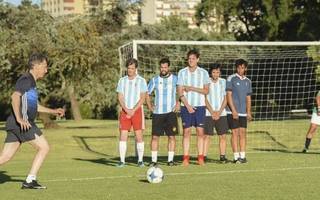 El presidente se lesionó jugando al fútbol y tiene que usar una faja durante la campaña
