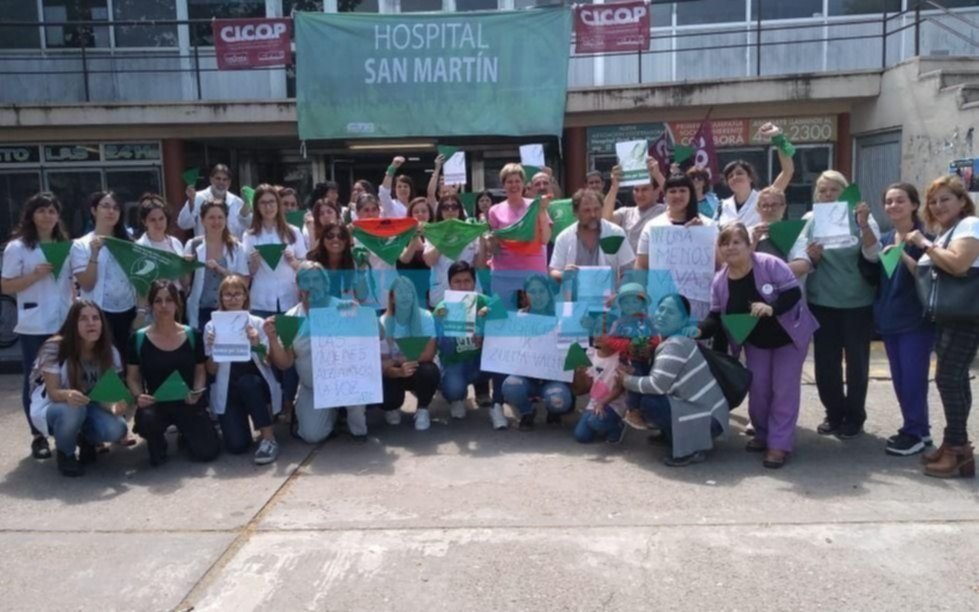 Pañuelazo en el Hospital San Martín rumbo al 34º Encuentro Nacional de Mujeres