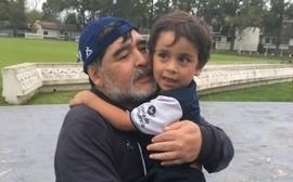 El hijo más chico de Troglio, en los brazos de Maradona