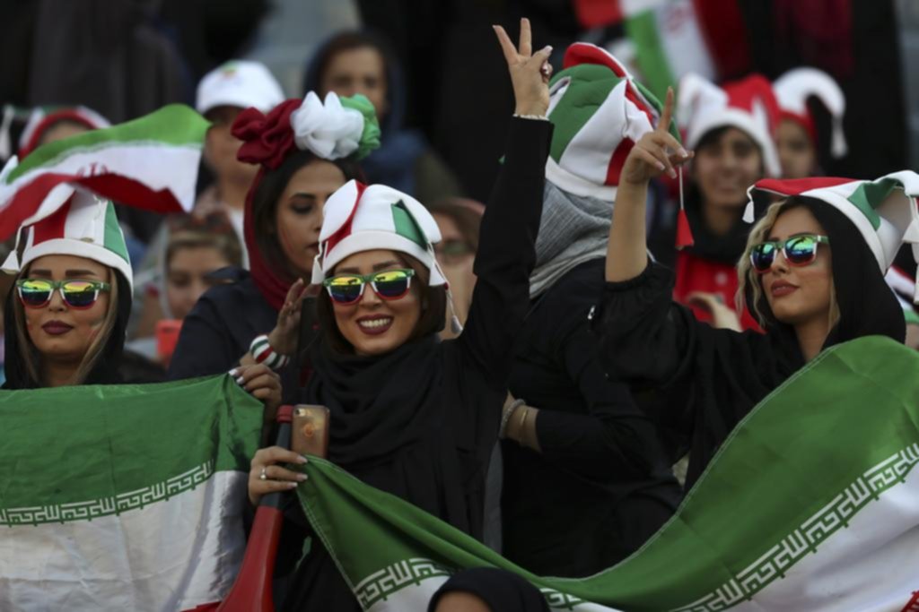 Goleó Irán con 3.500 mujeres en el público por primera vez