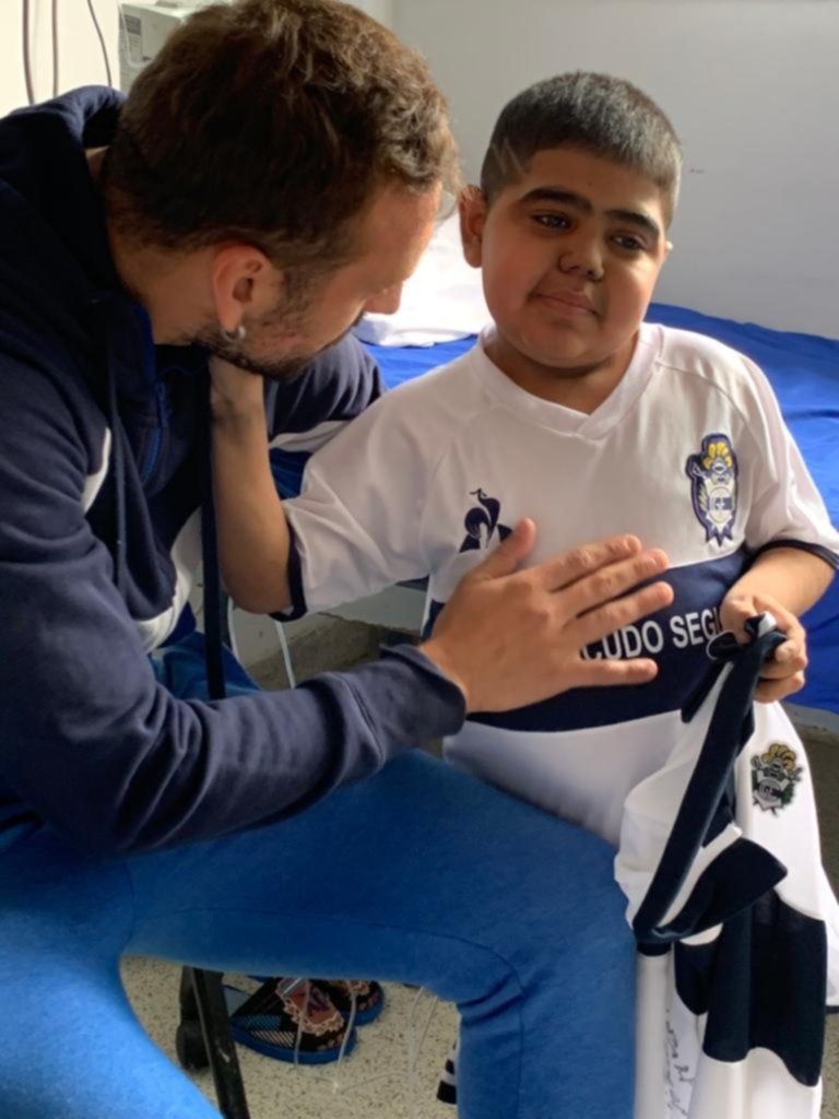 Gran gesto de Brahian Alemán visitando niños en el hospital