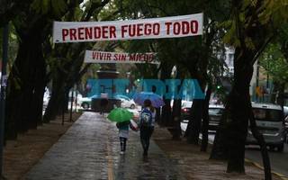 En la antesala del ENM, la Ciudad amaneció con polémicos pasacalles: ¿quiénes los colgaron?