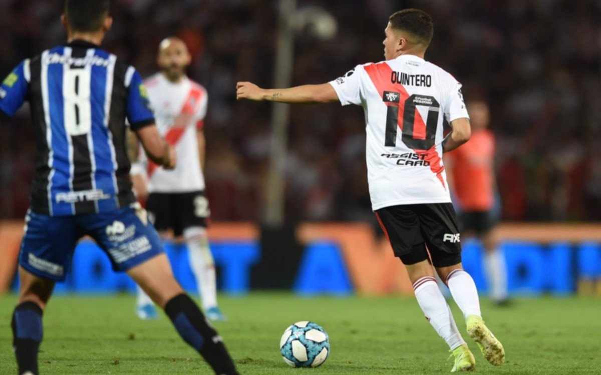 La ovación para "Juanfer" Quintero que regresó a la actividad después de más de 200 días