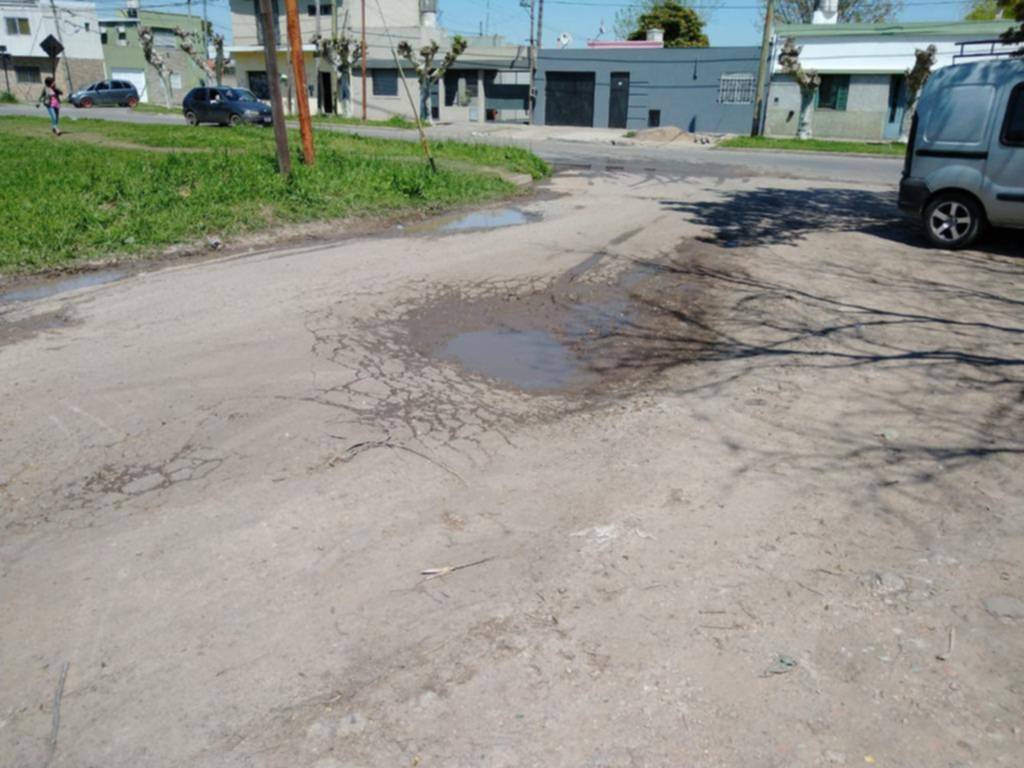 Profundos baches en la zona de 58 bis entre 144 y 146