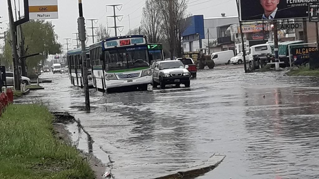 Calles inundadas en la Capital y en el Conurbano y un rayo en Aeroparque