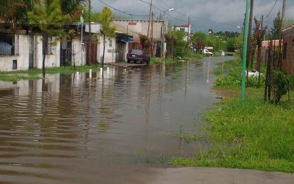 Vecinos “canalizaron” una calle para que no se inunden las casas