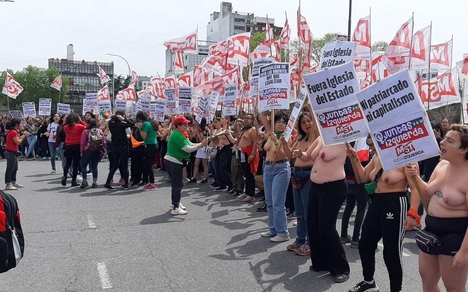 Mujeres realizaron un “tetazo” frente a la Catedral