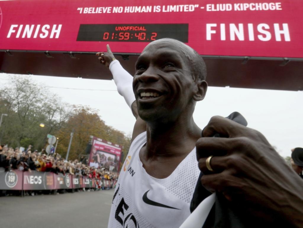 Eliud Kipchoge recibió “ayuda” para poder bajar las dos horas en la Maratón