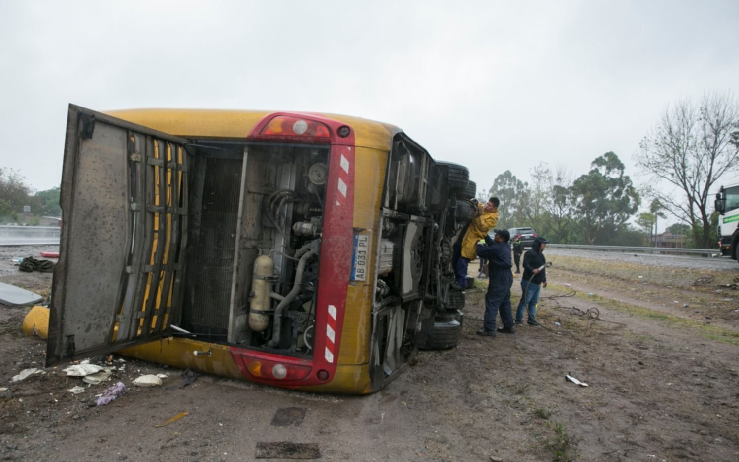 Tucumán: 3 muertos y más de 30 heridos de distinta gravedad al volcar un micro
