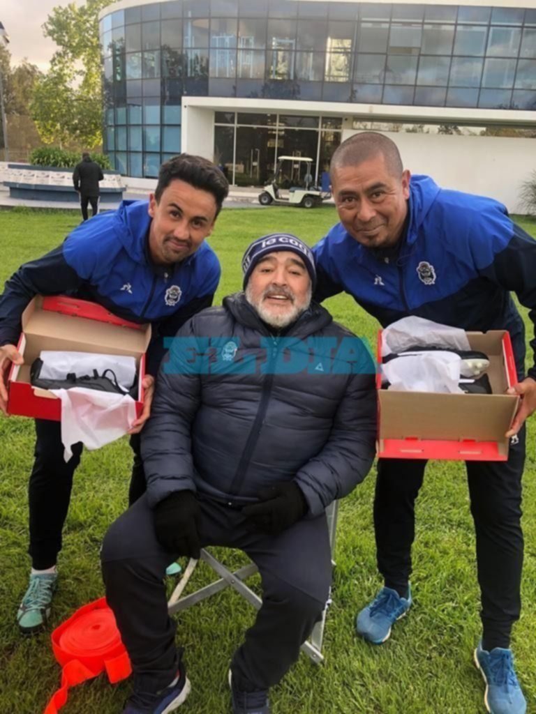 El gesto de Maradona con los utileros de Gimnasia
