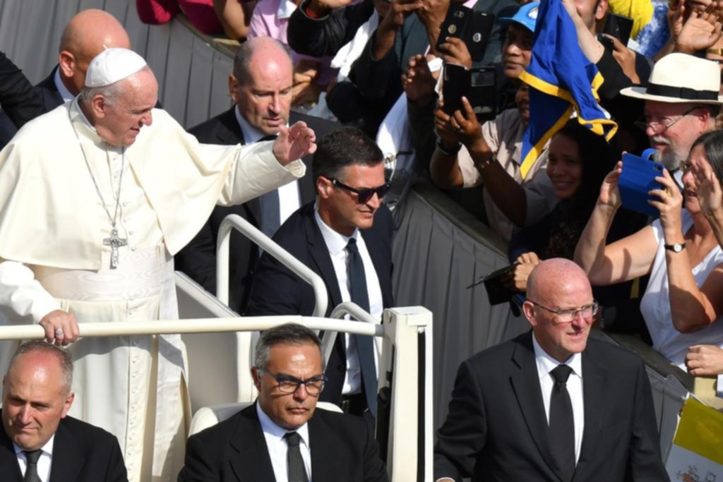 Filtración sobre fraude en el Vaticano y escándalo: renunció el jefe de seguridad del Papa