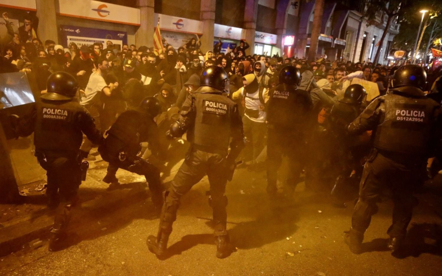 Otra noche de violentas protestas en Barcelona tras la condena a los separatistas