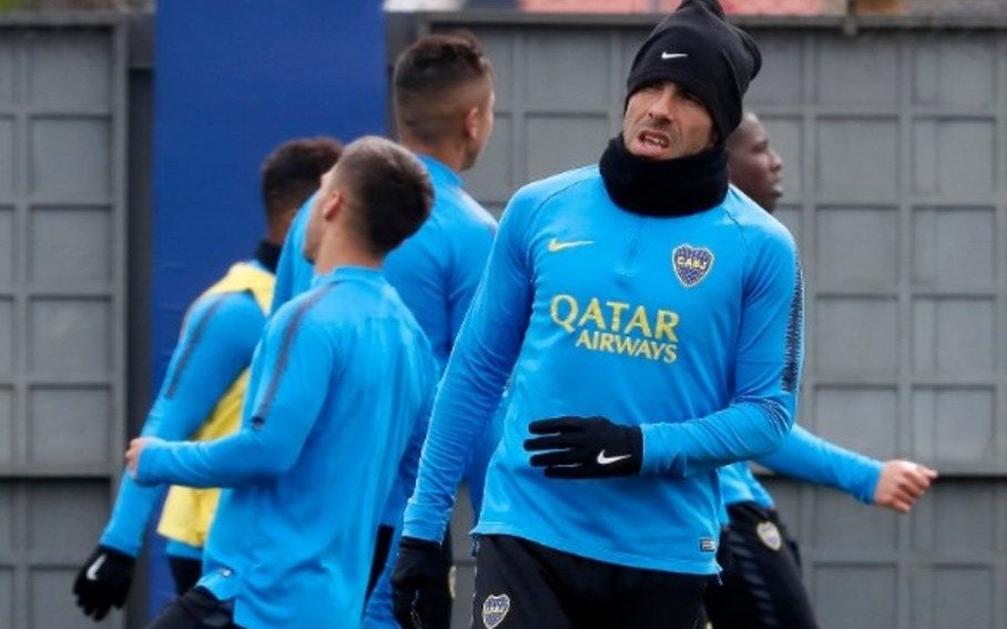 Alfaro dirigió una práctica de fútbol y Tevez no se entrenó por precaución