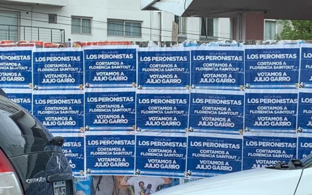 Afiches peronistas que piden cortar boleta en apoyo a Garro calentaron la campaña platense