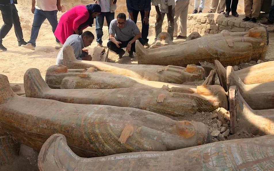 Descubren un escondite con al menos 20 sarcófagos antiguos en Egipto