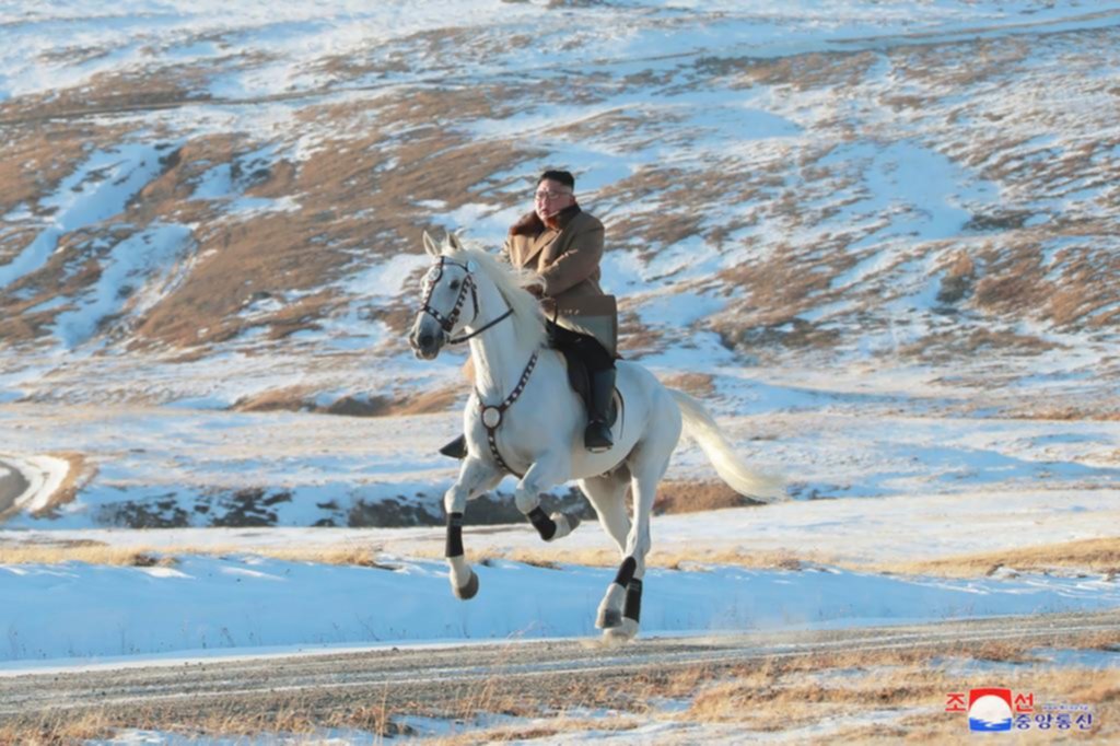 Llamativa foto del norcoreano Kim a caballo