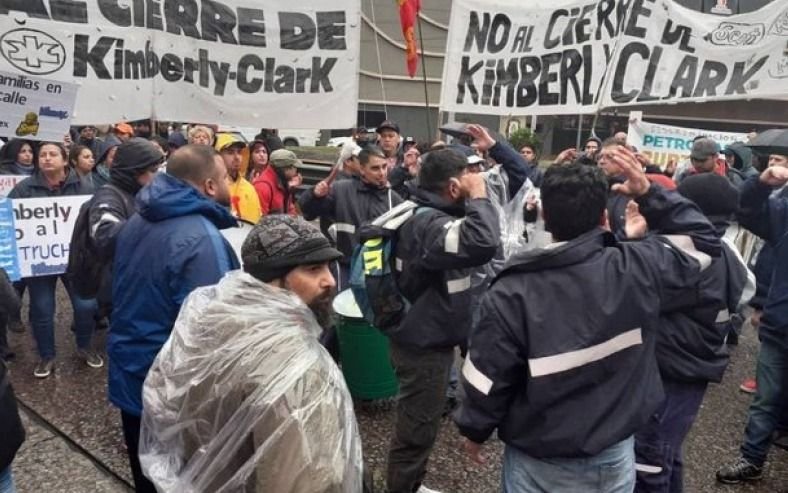 Empleados de Kimberly Clark cortaron Puente Pueyrredón  