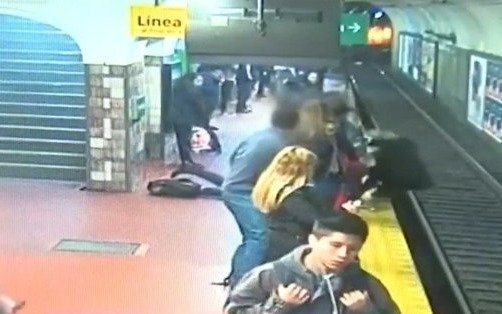 VIDEO: Revelan el momento en el que una mujer cae a las vías del subte D