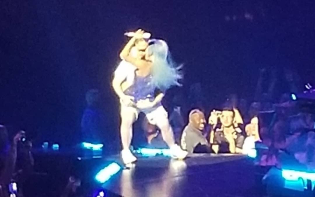 Cayó una estrella: tremendo porrazo se dio Lady Gaga en pleno show