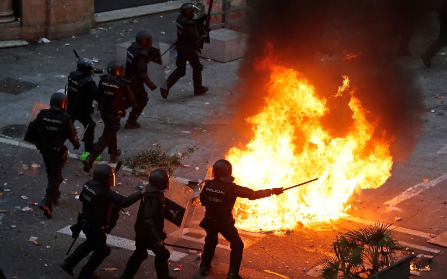 Independentistas se enfrentan con piedras y botellas a la policía en Barcelona