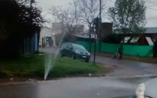 Bronca por una filtración de agua “a presión” en City Bell