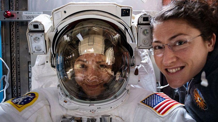 Dos astronautas de la NASA realizaron ayer la primera caminata espacial femenina