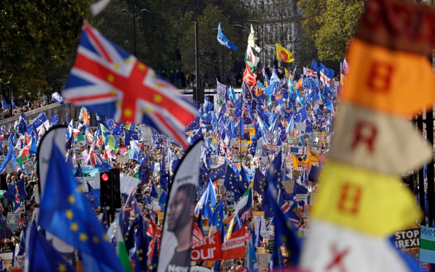El Parlamento británico demora su decisión sobre el Brexit y aplaza la salida de la UE