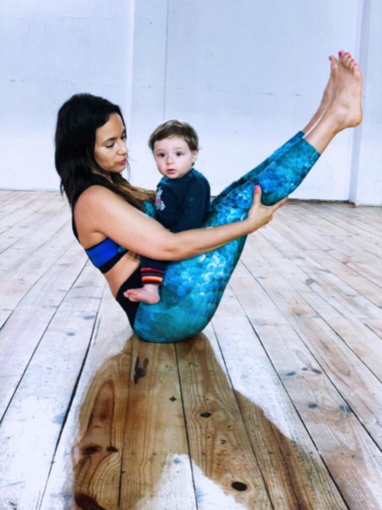 Hacer yoga con bebés, una práctica que gana espacio entre las mujeres