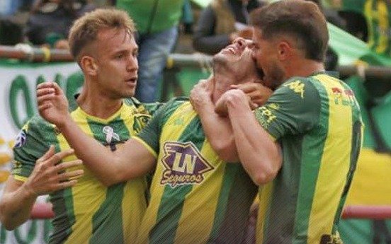 Llegó el alivio para el Tiburón: le ganó a Defensa y salió de  la zona de descenso