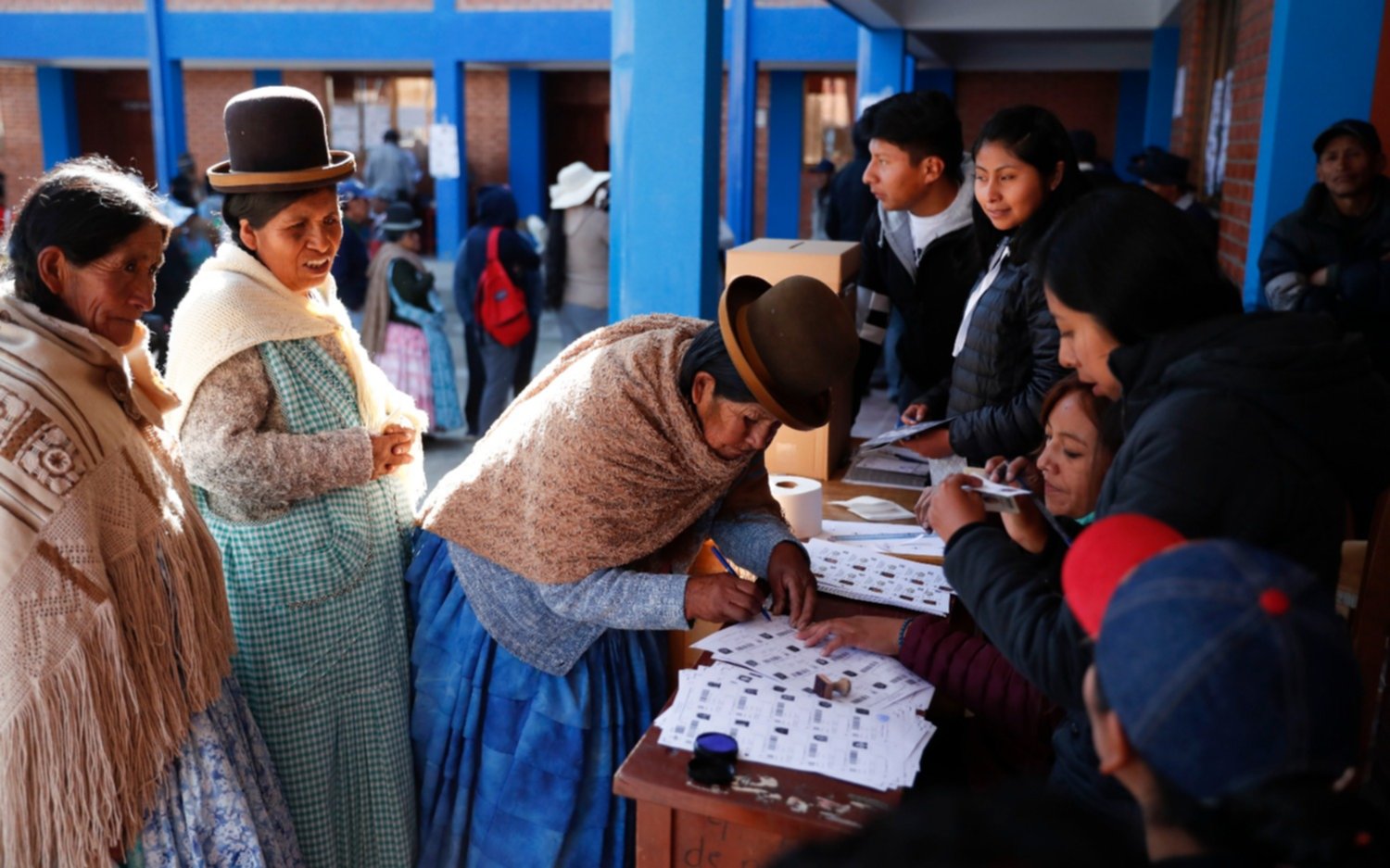 Cierra en calma la votación presidencial en Bolivia en la que Morales busca su cuarto mandato