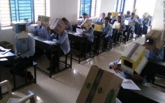 Obligan a alumnos a hacer una prueba con cajas de cartón en la cabeza para que no se copien