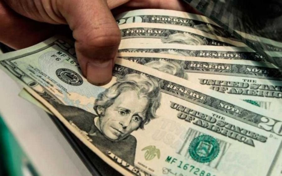 El dólar comenzó la semana en alza y cerró a $60,50