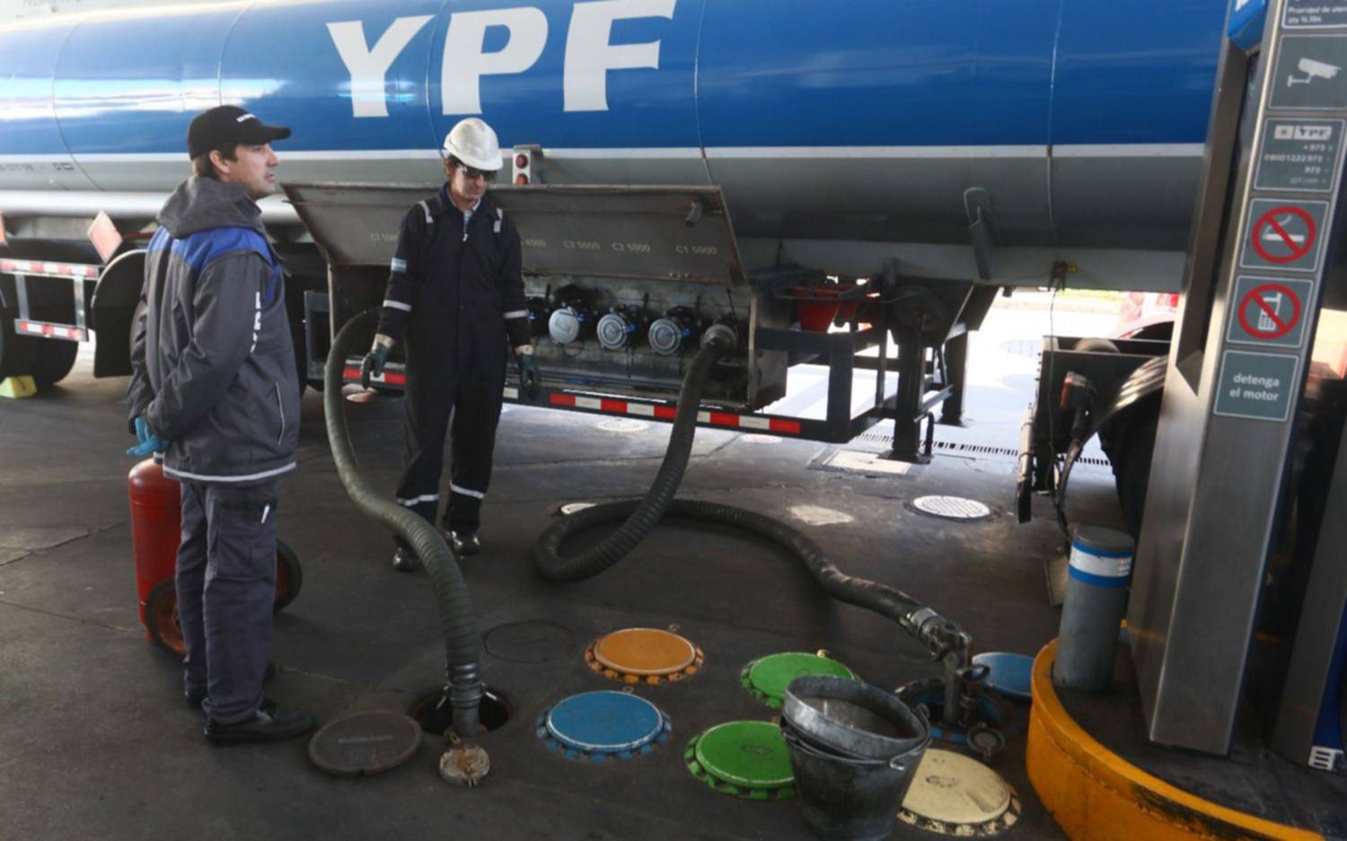 Petroleras van a la Justicia por el congelamiento en precios de combustibles