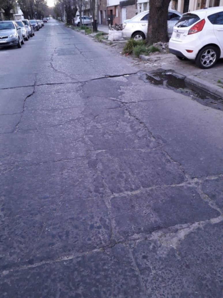 Queja por falta de bacheo y luminaria apagada en 68 y 5