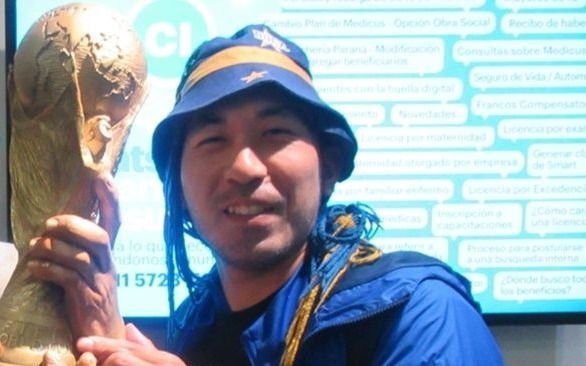 Un hincha japonés infaltable y un campeón del mundo, presentes