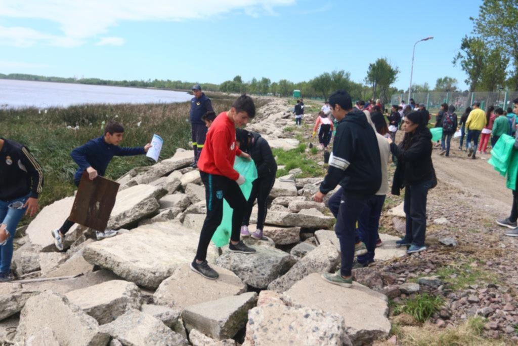 Alumnos levantaron 630 kilos de basura en cinco cuadras de playa en Punta Lara